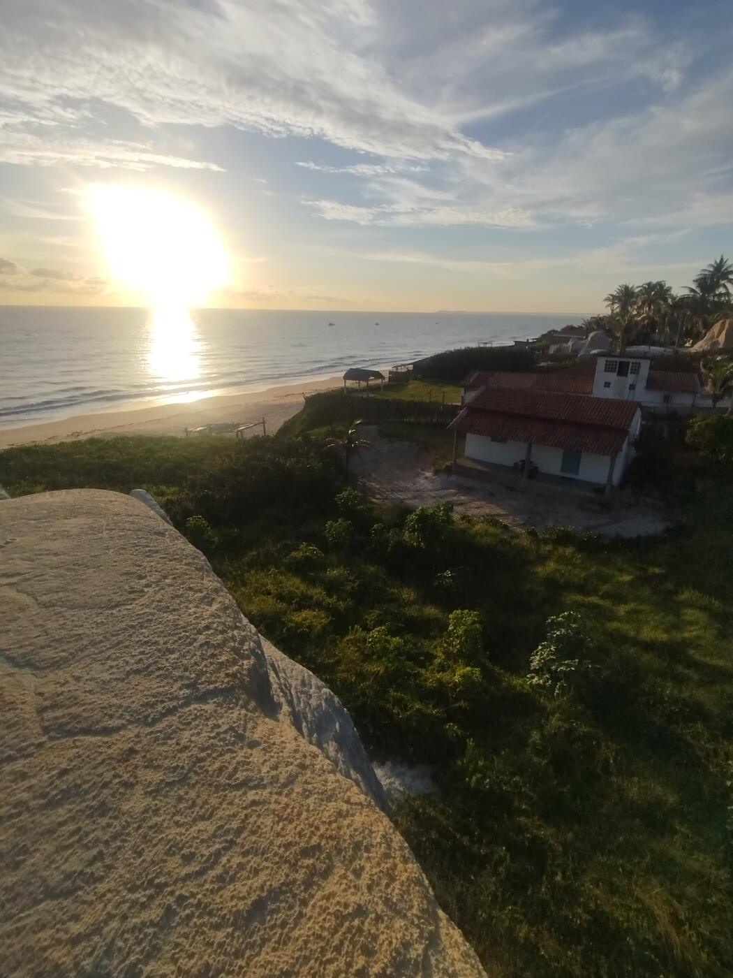 Amanhecer sobre a Casinha e a praia de Quixaba
